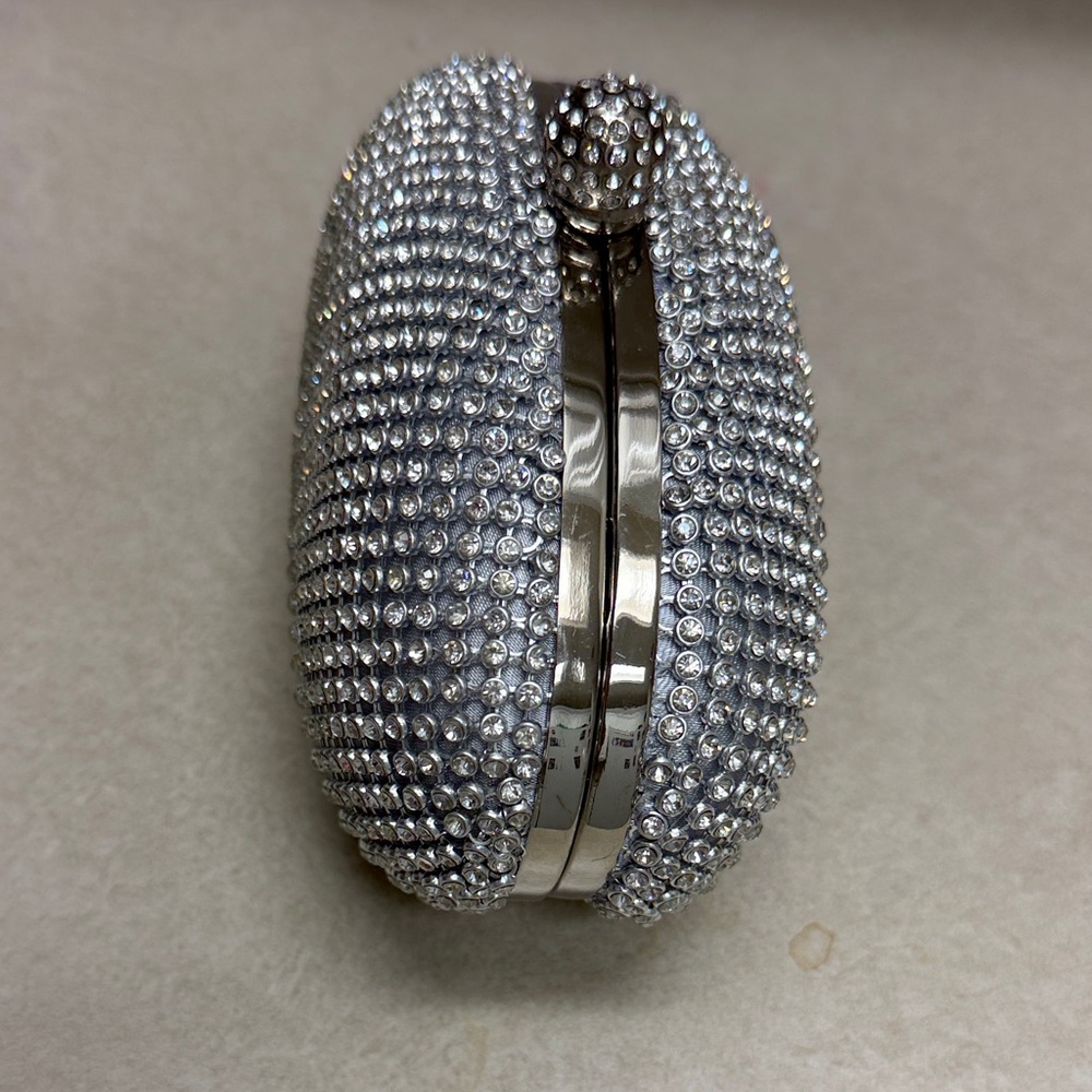 Elegant Silver Clutch (metal chain included) - Picture 4 of 6
